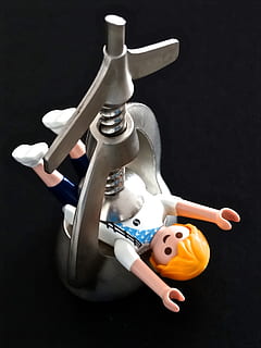 Lego-Minifigur, Presse Maschine, Playmobil, Nussknacker, Druck, drückt, Stress, Unfall, Hilfe, Hilfeschrei, Metall, Zahl, ausdrücken, Unglück, Folter, schwarzer Hintergrund, Sport, Studioaufnahme, in voller Länge, menschliches Körperteil, Erwachsene, Halloween, drinnen, Darstellung, menschliche Darstellung, keine Leute, Stillleben, High Angle View, Nahansicht, Kunst und Handwerk, Kreativität, Spielzeug, ausgeschnitten, einzelnes Objekt, Kunst, Wasserhahn, weibliche Ähnlichkeit, orange Farbe, 2K, CC0, gemeinfrei, lizenzfrei
