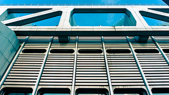 blanc, bâtiment, jour, architecture, métallique, façade, la fenêtre, ascendant, icc berlin, structure construite, bleu, personne, journée, faible angle de vue, extérieur du bâtiment, modèle, en plein air, moderne, verre - matériel, lumière du soleil, la nature, plein cadre, arrière-plans, ciel, ville, métal, 5K, CC0, domaine public, libre de droits