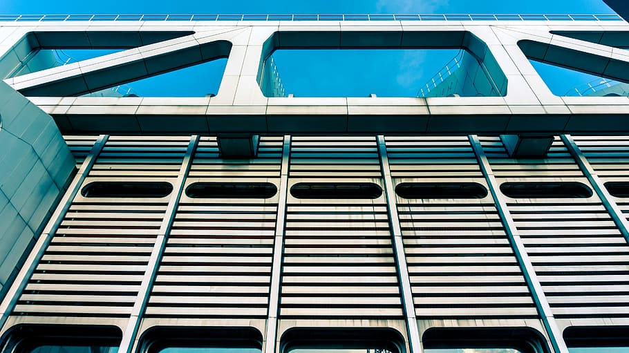 blanc, edifici, durant el dia, arquitectura, metàl·lic, façana, finestra, cap amunt, icc berlin, estructura construïda, blau, cap gent, dia, vista d’angle baix, exterior de l'edifici, patró, a l'aire lliure, modern, vidre - material, llum solar, naturalesa, marc complet, fons, cel, ciutat, metall, 5K