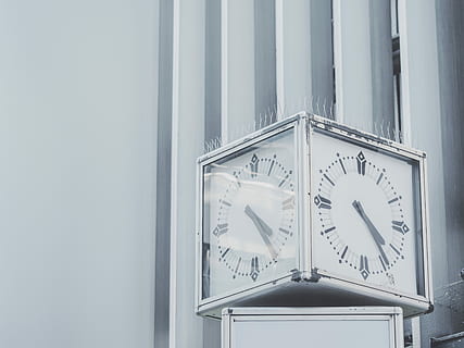 Silber-, gerahmt, Uhr, 4:25, Analoge Uhr, Zeit, Hände, Weiß, Block, Gebäude, die Architektur, Struktur, Wandbau - Funktion, Richtigkeit, keine Leute, Instrument der Zeit, Minutenzeiger, drinnen, Ziffernblatt, Glas - Material, gebaute Struktur, Wanduhr, Tag, Nummer, Nahansicht, Kommunikation, Flachwinkelansicht, Uhrzeiger, gestalten, 5K, CC0, gemeinfrei, lizenzfrei