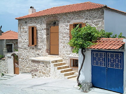Grècia, lesbos, pedra, casa, tradició, illa, arquitectura, estructura construïda, edifici, exterior de l'edifici, entrada, porta, dia, barri residencial, cap gent, naturalesa, finestra, paret, a l'aire lliure, llum solar, ciutat, sostre, escala, planta, carrer, teula de teulada, pati, 1080P, CC0, domini públic, lliure de regalies