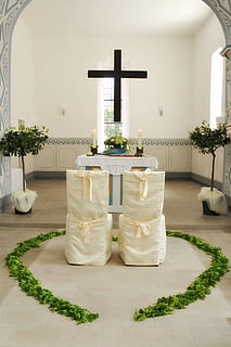 kilise, düğün, sunak, iç, altar, çapraz, din, İsa, düğün sunağı, Düğün dekorasyonu, içeriye, çiçek, insansız, gün, bitki, çiçekli bitki, doğa, saksı bitkisi, inanç, tinsellik, döşeme, Beyaz renk, dekorasyon, tablo, mimari, kiremitli kat, 4K, CC0, kamu malı, telif ücretsiz