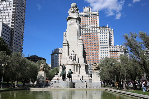 Spanien, Don Quixote, statue, arkitektur, skulptur, bygning udvendig, bygget struktur, vand, træ, Kunst og håndværk, by, repræsentation, natur, springvand, rejsemål, plante, bygning, dag, menneskelig repræsentation, himmel, tilfældige mennesker, udendørs, kontorbygning udvendig, 4K, CC0, offentligt domæne, royaltyfrie