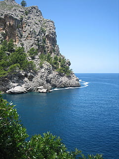 stâncă, mare, natură, vedere, peisaj, apă, piatră, albastru, abis, frumusețe în natură, scenice - natura, liniște, o scenă liniștită, teren, zi, cer, cer senin, plantă, nici o persoana, plajă, idilic, copac, orizontul peste apă, în aer liber, formare, 1080P, CC0, domeniu public, fără drepturi de autor