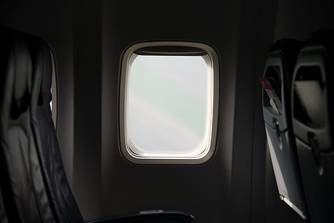 vuelo, aeronave, volar, volantes, vacaciones, aviación, viajes de vacaciones, alejarse, pasión de viajar, cabina, sentar, modo de transporte, interior del vehículo, ventana, avión, transporte, vehículo aéreo, viaje, asiento, transporte público, volador, material de vidrio, adentro, nadie, asiento del vehículo, transparente, día, mirando, entrenar, pasillo, 5K, CC0, dominio público, libre de derechos