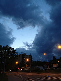 brno, Tschechische Republik, Himmel, draußen, Sturm, Wolken, wolke - himmel, Gebäudehülle, Straße, die Architektur, beleuchtet, Stadt, gebaute Struktur, Nacht-, Natur, Strassenlicht, Dämmerung, keine Leute, Transport, Gebäude, Auto, 2K, CC0, gemeinfrei, lizenzfrei