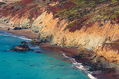 păsări ochi vedere, mal, Munte, corp, apă, maro, ocean, deal, timpul zilei, stâncă, surf, turcoaz, mare, litoral, plajă, natură, scenics, peisaj, Oceanul Atlantic, val, obiect de rocă, în aer liber, albastru, frumusețe în natură, nici o persoana, scenice - natura, o scenă liniștită, liniște, scenă non-urbană, teren, idilic, zi, solid, formatie rock, vedere în unghi mare, geologie, la distanta, formare, turcoaz colorat, erodate, 2K, CC0, domeniu public, fără drepturi de autor