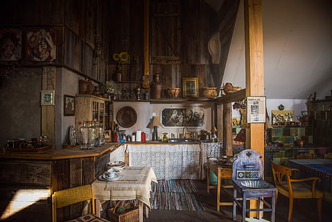 zdjęcie, wnętrze, kuchnia z meblami, kuchnia, osobliwy, sala, stół, krzesło, lampa, meble, houme, projektowanie wnętrz, tradycyjny, Polska, stara szkoła, wioska, smak, wewnątrz, siedzenie, żadnych ludzi, brak, architektura, drewno - materiał, dzień, restauracja, zbudowana struktura, budynek, pokój domowy, okno, biznes, jedzenie i picie, Dom, 2K, CC0, domena publiczna, darmowe zdjęcia