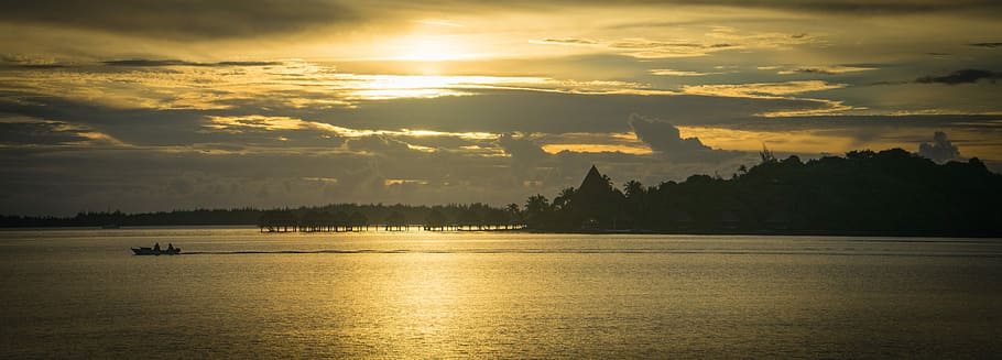 båd sejler, legeme, vand, solnedgang, bora bora, fransk polynesien, hav, Bora bora, fransk polynesien, ocean, ø, sommer, tropisk, udvej, himmel, sol, natur, paradis, lagune, landskab, eksotisk, afspejling, ro, scenics, skønhed i naturen, sky - himmel, scenics - natur, sollys, rolig scene, silhuet, ingen mennesker, sø, træ, dramatisk himmel, nautiske fartøj, transportmidler, udendørs, 5K