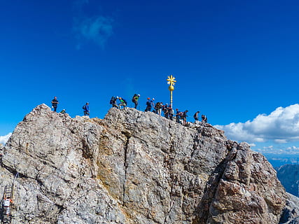 zugspitze, cim, Alemanya, vista llunyana, alpí, massís zugspitze, paisatge de muntanya, muntanya, vista, alpinisme, núvols, rock, baviera, naturalesa, alçada, empinada, steinig, rock - object, cel, blau, paisatge, escenics, a l'aire lliure, cim de muntanya, penya-segat, mar, sòlid, vista d’angle baix, grup de persones, activitat d'oci, formació de roca, persones reals, estils de vida, dia, homes, escenics - natura, núvol - cel, bellesa a la natura, activitat, formació, 4K, CC0, domini públic, lliure de regalies