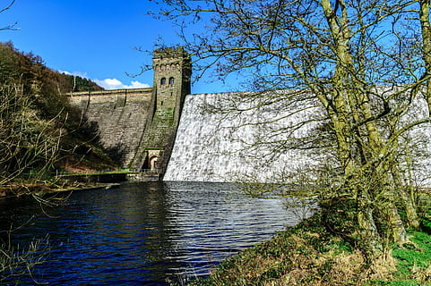 presa, paret, aigua, arquitectura, embassament, paisatge, inundació, Ladybower, planta, arbre, naturalesa, cel, dia, estructura construïda, història, cap gent, el passat, destinacions de viatge, bellesa a la natura, escenics - natura, tranquil·litat, creixement, viatjar, turisme, cel clar, a l'aire lliure, 5K, CC0, domini públic, lliure de regalies
