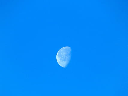 Blau, Himmel, Mond, Natur, Wetter, Tag, Klima, Platz, draußen, Farbe, Landschaft, Luft, Aussicht, idyllisch, dom, Meteorologie, Mondphasen, Mond-, Mondbeobachtung am Nachmittag, Mondbeobachtung bei Tageslicht, Astronomie, klarer Himmel, Nacht-, Schönheit in der Natur, kopieren sie platz, Ruhe, keine Leute, Flachwinkelansicht, Szenen - Natur, ruhige Szene, Halbmond, planetarischer Mond, Astrologie, Dämmerung, Weltraum und Astronomie, Blauer Hintergrund, 4K, CC0, gemeinfrei, lizenzfrei