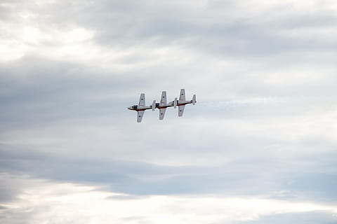 Trois, en volant, blanc, Avions, nuageux, ciel, jour, snowbirds, Canada, précision, performance, CT-114 tuteur, avion, jet, tripler, trio, unisson, canadien, fierté, salon de l'aéronautique, formation, air, voler, pilote, rouge, fumée, vol, militaire, spectacle, la vitesse, équipe, aile, dangereux, haute, Puissance, transport, vite, acrobaties, voltige, postcombustion, aviation, puissance aérienne, incroyable, nuage, bleu, cockpit, danger, excitation, Obliger, dom, groupe, la taille, nation, interprète, professionnels, nuage - ciel, véhicule aérien, mode de transport, en mouvement, personne, travail en équipe, faible angle de vue, la coopération, mouvement, journée, la nature, arrangement, en plein air, avion de chasse, ordre, activité sportive, industrie aérospaciale, 5K, CC0, domaine public, libre de droits