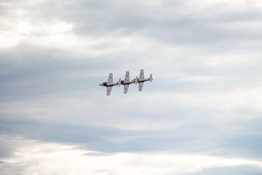 tres, volant, blanc, avions, ennuvolat, cel, durant el dia, aus de neu, Canadà, precisió, rendiment, tutor ct-114, jet, triple, trio, uníson, canadenc, orgull, avió, espectacle aeri, formació, aire, volar, pilot, vermell, fum, vol, militar, espectacle, velocitat, equip, ala, perillós, alt, poder, transport, ràpid, acrobàcies, postcombustió, forces aeries, potència aèria, increïble, aviació, núvol, blau, cabina, perill, emoció, força, dom, grup, alçada, nació, intèrpret, professionals, núvol - cel, vehicle aeri, manera de transport, en moviment, cap gent, treball en equip, vista d’angle baix, cooperació, moviment, dia, naturalesa, arranjament, a l'aire lliure, avió de combat, ordre, activitat esportiva, indústria aeroespacial, 5K