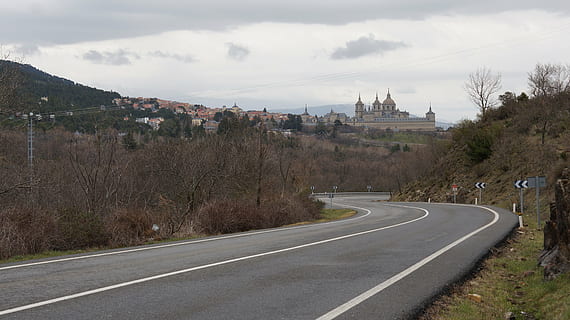 Landschaft, Dump, Kloster, San Lorenzo, Erbe, die Architektur, Gebäude, Straße, Transport, Richtung, Baum, der Weg nach vorn, Himmel, Pflanze, Symbol, keine Leute, Zeichen, Natur, die Straßenmarkierung, Markierung, wolke - himmel, Tag, gebaute Struktur, Gebäudehülle, Stadt, draußen, abnehmende Perspektive, Trennlinie, 4K, CC0, gemeinfrei, lizenzfrei