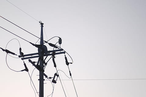 polius, dangus, linija, elektrinis, galia, kabelis, ryšį, jėgos linija, žemas kampo vaizdas, technologijos, švarus dangus, elektros energijos, kopijavimo vietos, elektros balionas, nėra žmonių, pobūdį, maitinimo šaltinis, dieną, siluetas, kuro ir energijos gamyba, lauke, metalo, telefono linija, sudėtingumą, elektros įranga, 4K, CC0, Viešasis domenas, nemokamai