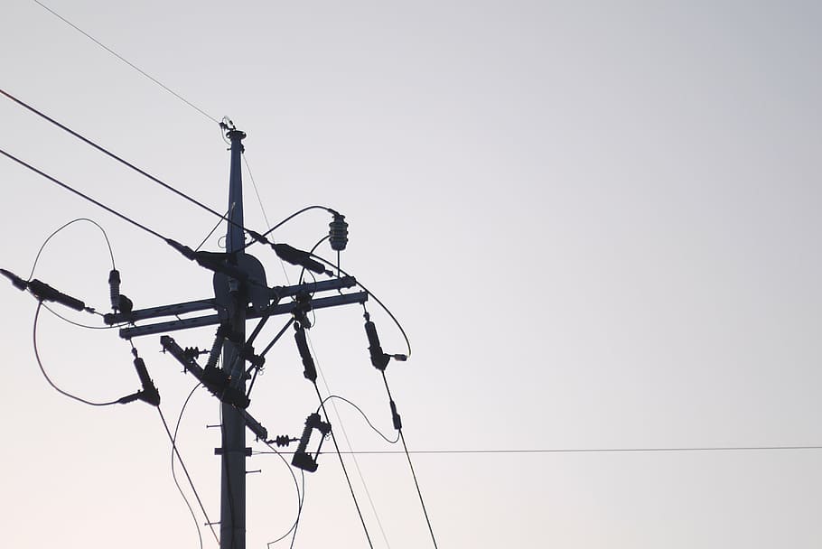 Pole, Himmel, Linie, elektrisch, Leistung, Kabel, Verbindung, Stromleitung, Flachwinkelansicht, Technologie, klarer Himmel, Elektrizität, kopieren sie platz, Strommast, keine Leute, Natur, Netzteil, Tag, Silhouette, Kraftstoff- und Stromerzeugung, draußen, Metall, Telefonleitung, Komplexität, elektrische Ausrüstung, 4K