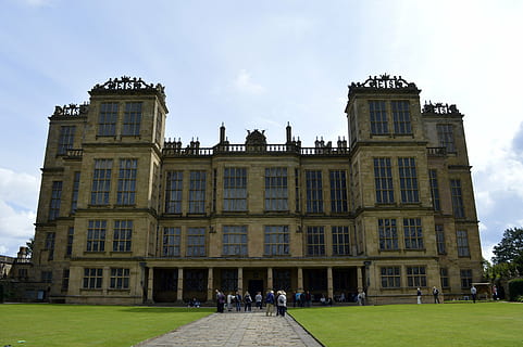 salão de hardwick, Hardwick, tudor, arquitetura, janelas, histórico, bess, corredor, construção, herança, século, casa, país, velho, residência, imponente, estrutura, turismo, jardins, Inglaterra, derbyshire, elizabetano, Inglês, mansão, britainbritish, estrutura construída, exterior do edifício, céu, natureza, destinos de viagem, o passado, história, visão de baixo ângulo, fachada, grama, nuvem - céu, cidade, dia, ao ar livre, pessoas incidentais, viagem, janela, governo, 5K, CC0, domínio público, royalty free