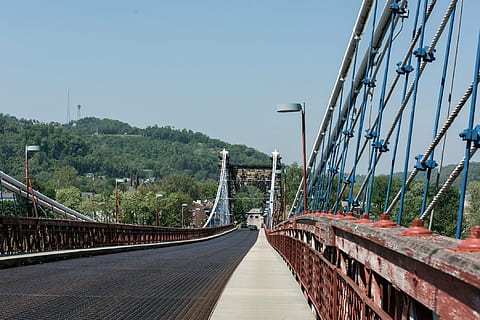 rodant, virginia oest, turons, arbres, Pont en suspensió, arquitectura, referència, històric, viatjar, transport, fora, a l'aire lliure, Amèrica, connexió, estructura construïda, naturalesa, pont, arbre, el camí a seguir, cel, planta, pont - estructura feta per l'home, dia, direcció, barana, cel clar, cap gent, passarel·la, material de fusta, terra, 1080P, CC0, domini públic, lliure de regalies