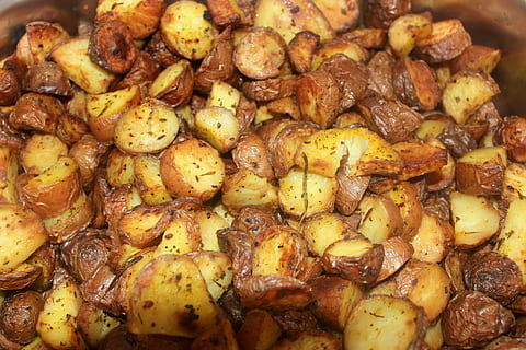 al forn, patata, romaní, menjar, menjar i beguda, frescor, benestar, alimentació saludable, primer pla, carn, llest per menjar, natura morta, marc complet, gran grup d'objectes, cap gent, vista d’angle alt, pollastre, carn de pollastre, patata preparada, vegetals, fons, a l'interior, carn blanca, temptació, 5K, CC0, domini públic, lliure de regalies