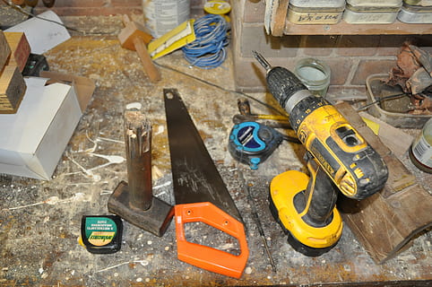 sort, gul, DEWALT, ledningsfri, power drill, orange, træ, sav, værktøj, skruetrækker, Hammer, målebånd, håndværkere, arbejdsværktøj, høj vinkel visning, stor gruppe af objekter, Håndværktøj, byggebranchen, indendørs, ingen mennesker, træ - materiale, industri, håndsav, valg, variation, direkte over, byggeplads, udstyr, værksted, stilleben, mejsel, 4K, CC0, offentligt domæne, royaltyfrie