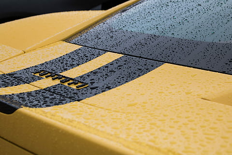 geel Ferrari-voertuig, auto, ferrari, geel, regen, streep, zwart, nat, water, druppel, sportwagen, 458, auto-, automotive, wolk, licht, detailopname, geen mensen, binnenshuis, selectieve aandacht, hoge hoekmening, tekst, vervoer, bedrijf, laten vallen, getextureerde, westers schrift, betegelde vloer, zwarte kleur, patroon, 5K, CC0, publiek domein, royaltyvrij