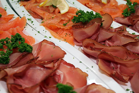skinke, laks, persille, citroner, buffet, kold buffet, mad, gourmet, måltid, appetitvækker, aftensmad, tæt på, mad og drikke, friskhed, indendørs, velvære, plade, sund kost, klar til at spise, stilleben, kød, portionsstørrelse, selektiv fokusering, ingen mennesker, grøntsag, fisk og skaldyr, urt, skive, fristelse, hakket, porcelæn, 5K, CC0, offentligt domæne, royaltyfrie