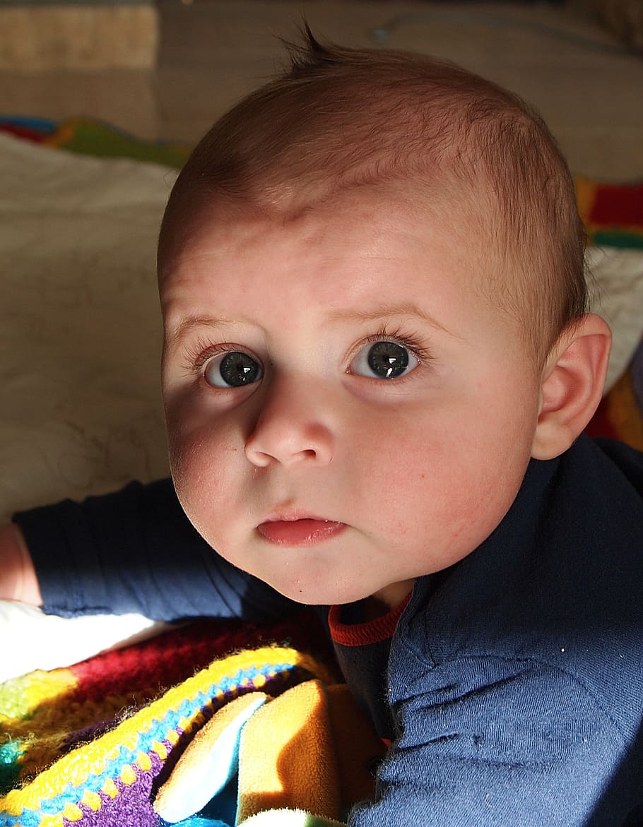 Baby, Gesicht, Junge, überrascht, Augen, Kind, süß, abspielen, Kindheit, echte Menschen, Porträt, eine Person, Kopfschuss, Unschuld, Kleinkind, Nahansicht, Kamera betrachten, jung, drinnen, Lebensstile, Vorderansicht, Säuglingsalter, menschliches Gesicht, 2K