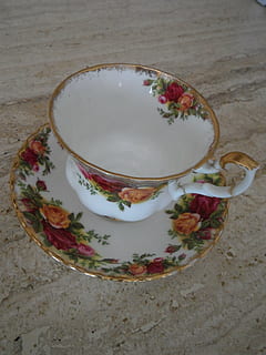 tassa, vell, porcellana, licitació, decorat, verschnörkelt, curlicue, floral, tassa de te, vaixella, bé, refresc, beure, menjar i beguda, plat, frescor, motiu floral, natura morta, a l'interior, taula, beguda calenta, te, menjar, te - beguda calenta, primer pla, vista d’angle alt, cap gent, 4K, CC0, domini públic, lliure de regalies