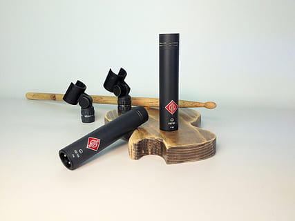Neumann, microfono, marcia art, sfondo bianco, girato in studio, in casa, natura morta, nessuno, copia spazio, gruppo di oggetti, comunicazione, tavolo, avvicinamento, vista dall'alto, ritagliare, legno - materiale, testo, colore nero, tecnologia, strumento, plastica, sceneggiatura occidentale, gruppo medio di oggetti, 2K, CC0, dominio pubblico, privo di copyright