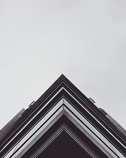 arquitectónico, fotografía, borde, edificio, marrón, blanco, establecimiento, esquina, arquitectura, estructura, triángulo, líneas, hormigón, cielo, nube, exterior del edificio, estructura construida, vista de ángulo bajo, nadie, cielo limpio, copia espacio, día, ciudad, naturaleza, edificio de oficinas exterior, al aire libre, altura maxima, moderno, ventana, oficina, rascacielos, directamente debajo, 2K, CC0, dominio público, libre de derechos