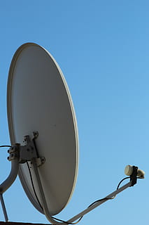 maträtt, tv, satellit, himmel, lågvinkelvy, klar himmel, blå, kopiera utrymme, teknologi, natur, inget folk, parabolantenn, ljusutrustning, dag, gata, gatubelysning, kommunikation, megafon, förbindelse, elektricitet, metall, utomhus, ljus, 2K, CC0, offentligt domän, royaltyfria