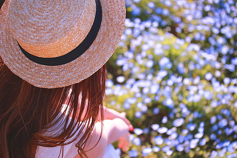 donna, indossare, bianca, vestito, cappello da sole, rosso, lungo, dritto, capelli, in piedi, superiore, blu, campo di fiori, capelli lisci, in cima, fiore blu, campo, donne, cappello, estate, natura, una persona, femmine, all'aperto, persone, etnia caucasica, bellezza, bellissimo, giovane adulto, rilassamento, stili di vita, adulto, moda, luce del sole, colpo alla testa, solo donne, solo una donna, persone reali, concentrarsi sulle conoscenze acquisite, acconciatura, giorno, ritratto, capi di abbigliamento, capelli lunghi, attività di svago, avvicinamento, pianta, Capello umano, 1080P, CC0, dominio pubblico, privo di copyright