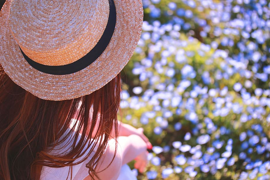 dona, portar, blanc, vestit, barret per al sol, vermell, llarg, recta, cabell, de peu, superior, blau, camp de flors, cabell llis, a la part superior, flor blava, camp, dones, barret, estiu, naturalesa, una persona, femelles, a l'aire lliure, gent, ètnia caucàsica, bellesa, bonic, adult jove, relaxació, estils de vida, adult, moda, llum solar, tirada al cap, només dones, una sola dona, persones reals, centrar-se en primer pla, pentinat, dia, retrat, roba, cabell llarg, activitat d'oci, primer pla, planta, cabell humà, 1080P