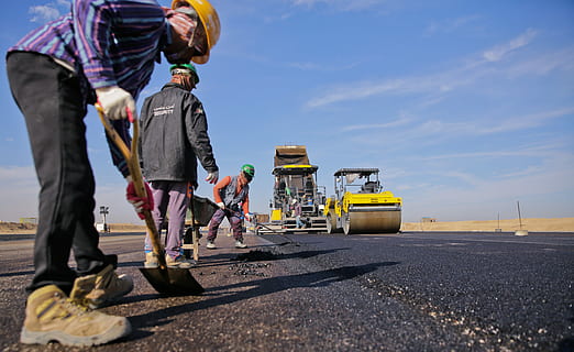vier, mannen, werkend, beton, rijweg, bezit, Schep, dag, asfalt, bouw, weg, werk, hemel, vervoer, echte mensen, bezetting, zonlicht, mensen, natuur, machinerie, groep mensen, veiligheid, stad, volwassen, bouwindustrie, wijze van transport, buitenshuis, collega, oppervlakteniveau, 5K, CC0, publiek domein, royaltyvrij