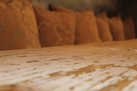 Top table, bantal, makan malam, bahan kayu, fokus selektif, dalam ruangan, makanan dan minuman, gudang di bawah tanah, tidak ada orang, merapatkan, minum, bisnis, kamar domestik, gudang anggur, industri makanan dan minuman, makanan, Arsitektur, minuman, alat musik, anggur, mebel, gudang, pembuatan anggur, 5K, CC0, domain publik, bebas royalti