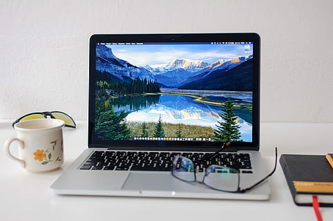 dönük, macbook, profesyonel, açık, macbook pro, not defteri, elma, webdesign, ilham, masaüstü, bilgisayar, internet üzerinden, teknoloji, dizüstü, bilgisayar ekranı, içeriye, kablosuz teknoloji, iletişim, bağ, tablo, insansız, bilgisayar donanımı, Fincan, Kupa, tuş takımı, bilgisayar klavyesi, mobilya, Internet, içki, büro, bilgisayar ağı, 1080P, CC0, kamu malı, telif ücretsiz