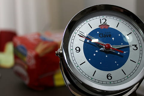 ur, tid, antikvitetsur, time, minutter, vækkeur, hænder, ure, eftermiddag, krom, form, tæt på, nummer, indendørs, fokus på forgrunden, enkelt objekt, ingen mennesker, nøjagtighed, dag, selektiv fokusering, klok hånd, geometrisk form, stilleben, transportform, termometer, cirkel, uret ansigt, minut hånd, 5K, CC0, offentligt domæne, royaltyfrie