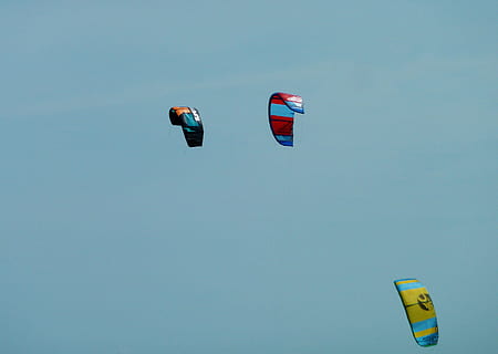 fliegen, gleiten, Drachen, Kiten, Kitesurfen, Meer, Strand, der strand in kiten, Surfen, Surfer, Wasser, Wind, Himmel, Blau, klarer Himmel, fliegend, Flachwinkelansicht, Natur, Fallschirm, Extremsportarten, Transport, Tag, in der Luft, Sport, Abenteuer, Freizeitbeschäftigung, kopieren sie platz, draußen, keine Leute, Bewegung, Gleitschirmfliegen, 2K, CC0, gemeinfrei, lizenzfrei