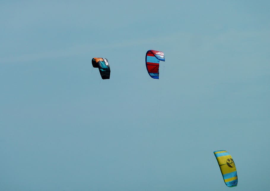 volar, lliscar, cometa, kiting, surf de kite, mar, platja, la platja a kiten, navega, surfista, aigua, vent, cel, blau, cel clar, volant, vista d’angle baix, naturalesa, paracaigudes, Esports extrems, transport, dia, a l'aire, esport, aventura, activitat d'oci, còpia espai, a l'aire lliure, cap gent, moviment, parapent, 2K