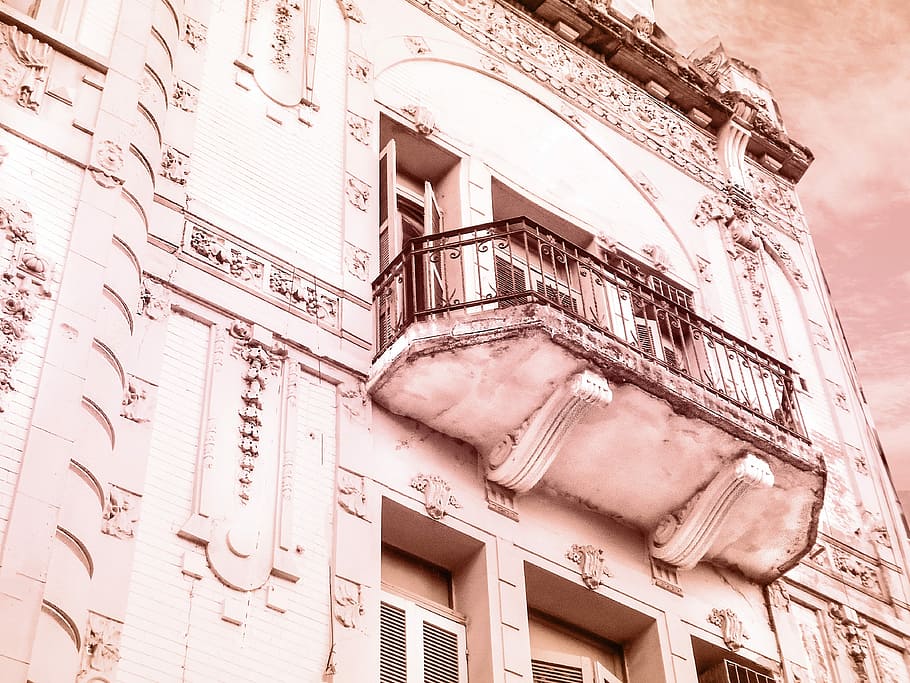 architettura, vecchio, facciata, balcone, rosa, struttura costruita, esterno dell'edificio, Inquadratura dal basso, nessuno, costruzione, giorno, all'aperto, parete, il passato, città, storia, quartiere residenziale, finestra, rappresentazione, caratteristica della parete, rappresentazione umana, intaglio - prodotto artigianale, modello, ornato, 4K