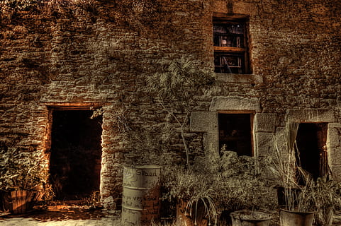 paret, vell, maons, pedres, medieval, nit, planta, antic, llum, carrer, finestra, arquitectura, abandonat, estructura construïda, cap gent, exterior de l'edifici, edifici, arbre, porta, casa, dia, resistent, entrada, barri residencial, naturalesa, obsoleta, història, a l'aire lliure, deteriorament, 5K, CC0, domini públic, lliure de regalies