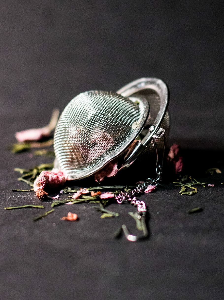 selektiv, fokus fotografie, rundes silberfarbenes Accessoire, silberner Teebehälter, Container, Tee, lose, Blatt, loser Blatttee, selektiver Fokus, Nahansicht, keine Leute, Pflanzenteil, Stillleben, Frische, Tag, Blume, Lebensmittel, Essen und Trinken, Natur, draußen, Schönheit in der Natur, Tabelle, blühende Pflanze, Stadt, Studioaufnahme, Oberflächenniveau, Blätter, 2K