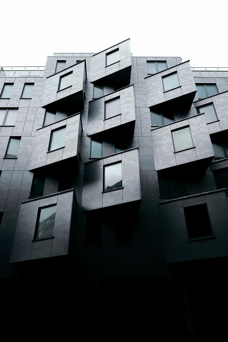 šedá betonová konstrukce, fotografování s nízkým úhlem, šedá, beton, budova, tapeta na zeď, tapety na plochu, iphone pozadí, pozadí uzamčení obrazovky, Švédsko, exteriér budovy, stavba, architektura, okno, nízký úhel pohledu, nebe, nikdo, město, rezidenční čtvrti, den, čisté nebe, byt, Příroda, venku, opakování, sklo - materiál, v řadě, vysoká - vysoká, bok po boku, 2K