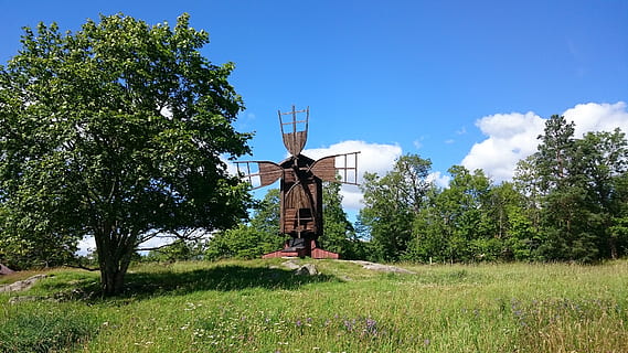 Windmühle, Baum, Rasen, Umweltschutz, Gras, Feld, Landwirtschaft, alternative Energie, Pflanze, Kraftstoff- und Stromerzeugung, Windkraftanlage, erneuerbare Energie, Windkraft, Turbine, Himmel, traditionelle Windmühle, Umgebung, Natur, Tag, Land, Wachstum, grüne Farbe, Sonnenlicht, draußen, 4K, CC0, gemeinfrei, lizenzfrei
