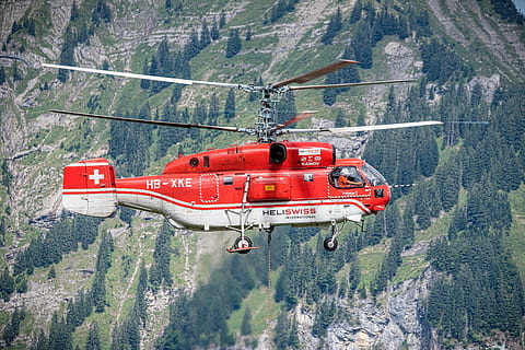 helicòpter, registre, treballar, alpí, kamov, muntanya, vermell, dia, transport, a l'aire lliure, cap gent, naturalesa, primer pla, manera de transport, rescat, accidents i desastres, vehicle aeri, escenics - natura, viatjar, arbre, terra, ocupació dels serveis d’emergència, volant, bosc, moviment, bellesa a la natura, treballador de rescat, formació, 5K, CC0, domini públic, lliure de regalies