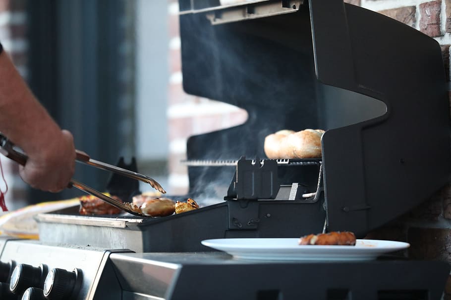 grill, ild, kød, hed, flamme, lækker, spise, smuk, grillet kød, brænde, bøf, grillet, grilning, velsmagende, madlavning, mad, varme - temperatur, kok, brand - naturligt fænomen, gourmet, restaurant, arbejder, mad og drikke, forberedelse, kun en mand, kun mænd, en person, køkkenredskaber, friskhed, menneskelig hånd, bedrift, hånd, husholdningsudstyr, beskæftigelse, forbereder mad, menneskelig kropsdel, køkken, sund kost, rigtige mennesker, herrer, forretning, stegepande, koncessionsstand, 5K