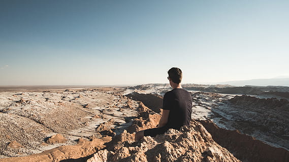 masse, udforske, mand, sidder, rock formation, udendørs, spids, topmøde, dal, natur, en person, ørken, herrer, mennesker, himmel, ensomhed, rock-objekt, landskab, bjerg, scenics, kaukasisk etnicitet, kopiere plads, voksen, skyfri himmel, bagfra, fritidsaktivitet, solid, ferier, jord, skønhed i naturen, scenics - natur, ferie, klippe, ro, rejse, vand, sollys, kigger på visning, 5K, CC0, offentligt domæne, royaltyfrie