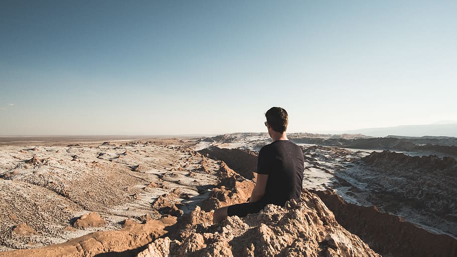 masse, udforske, mand, sidder, rock formation, udendørs, spids, topmøde, dal, natur, en person, ørken, herrer, mennesker, himmel, ensomhed, rock-objekt, landskab, bjerg, scenics, kaukasisk etnicitet, kopiere plads, voksen, skyfri himmel, bagfra, fritidsaktivitet, solid, ferier, jord, skønhed i naturen, scenics - natur, ferie, klippe, ro, rejse, vand, sollys, kigger på visning, 5K