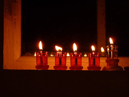 vela, Noche roja, llama, rojo, noche, ardiente, calor - temperatura, nadie, religión, fuego, iluminado, fuego - fenómeno natural, oscuro, brillante, en una fila, adentro, naturaleza, grupo de objetos, creencia, estructura construida, equipo de iluminación, espiritualidad, orden, te ligero, 2K, CC0, dominio público, libre de derechos
